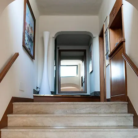 Rex شقة فندقية 4*